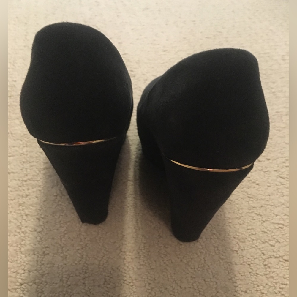 Club Couture Closed Toe Suede Wedges - Picture 4 of 7